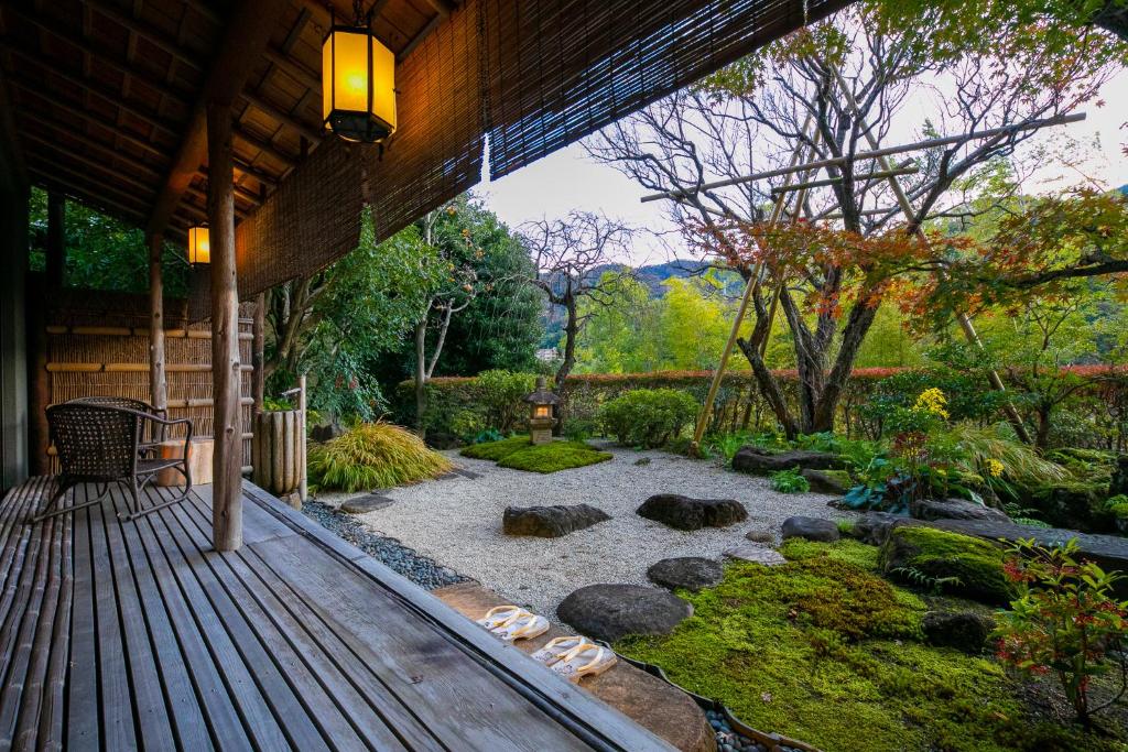 湯河原町にあるふきや旅館の岩と木々のある庭のあるパティオ