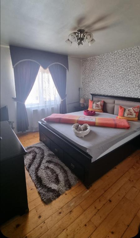 a bedroom with a large bed with purple walls at Apartament 3 camere central decomandat lux in Oradea