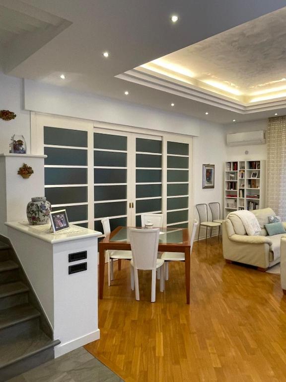 a kitchen and living room with a table and a couch at A Casa di Ale in Gubbio