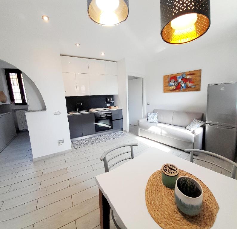 a kitchen and living room with a table and chairs at Appartamento La Corte in Inveruno