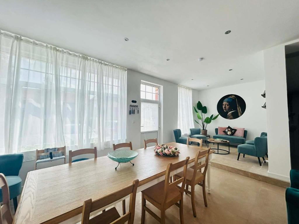 a living room with a wooden table and chairs at Vakantiehuis Cédric in mesen
