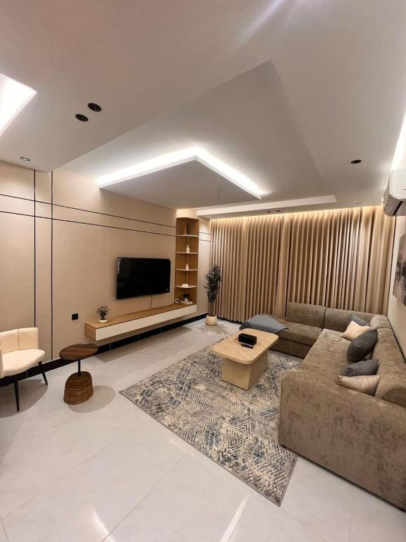a living room with a couch and a tv at شقة كامله ومطبخ وسط جدة in Jeddah
