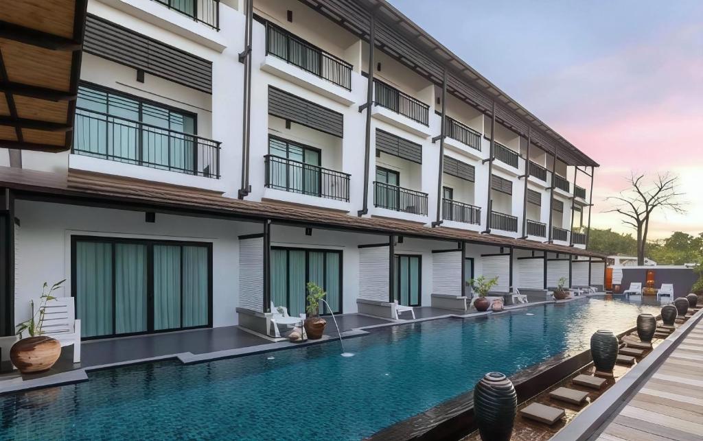 ein Bild eines Hotels mit Schwimmbad in der Unterkunft Phuketa Hotel Phuket Town in Phuket