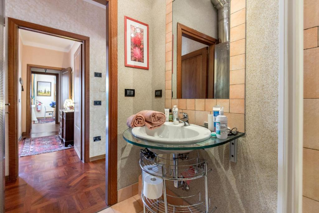 Kúpeľňa v ubytovaní DeiMori LaMassa private villa with pool