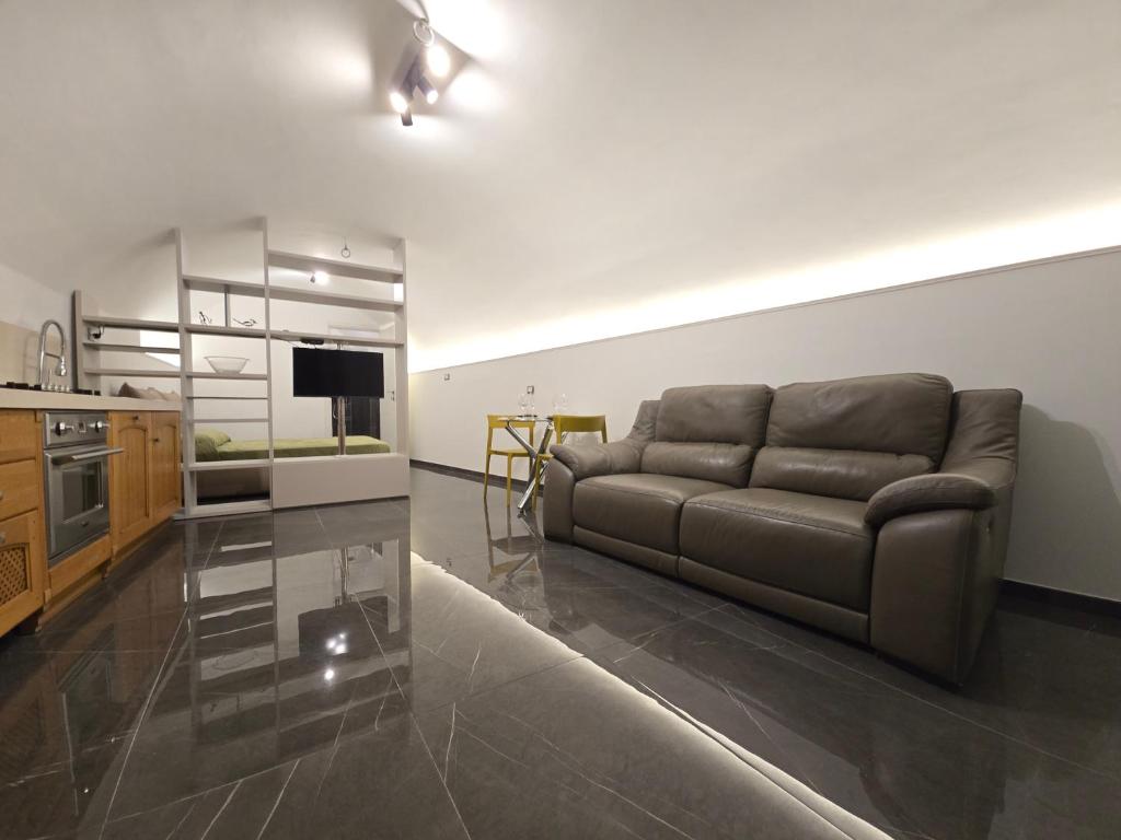 a living room with a couch and a television at Dimora Di Davide in LʼAquila