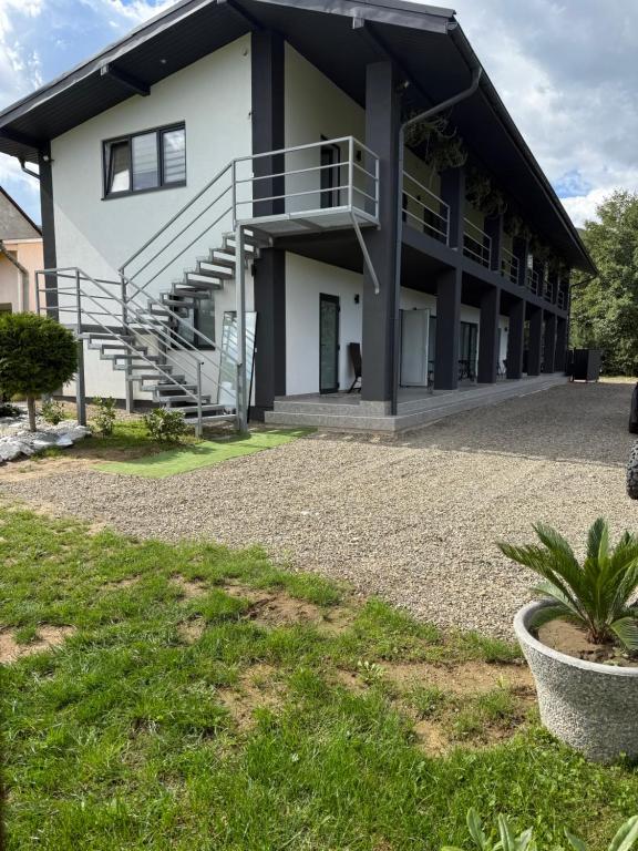 ein Gebäude mit Treppenhaus und Hof in der Unterkunft Levodr in Weljatyn