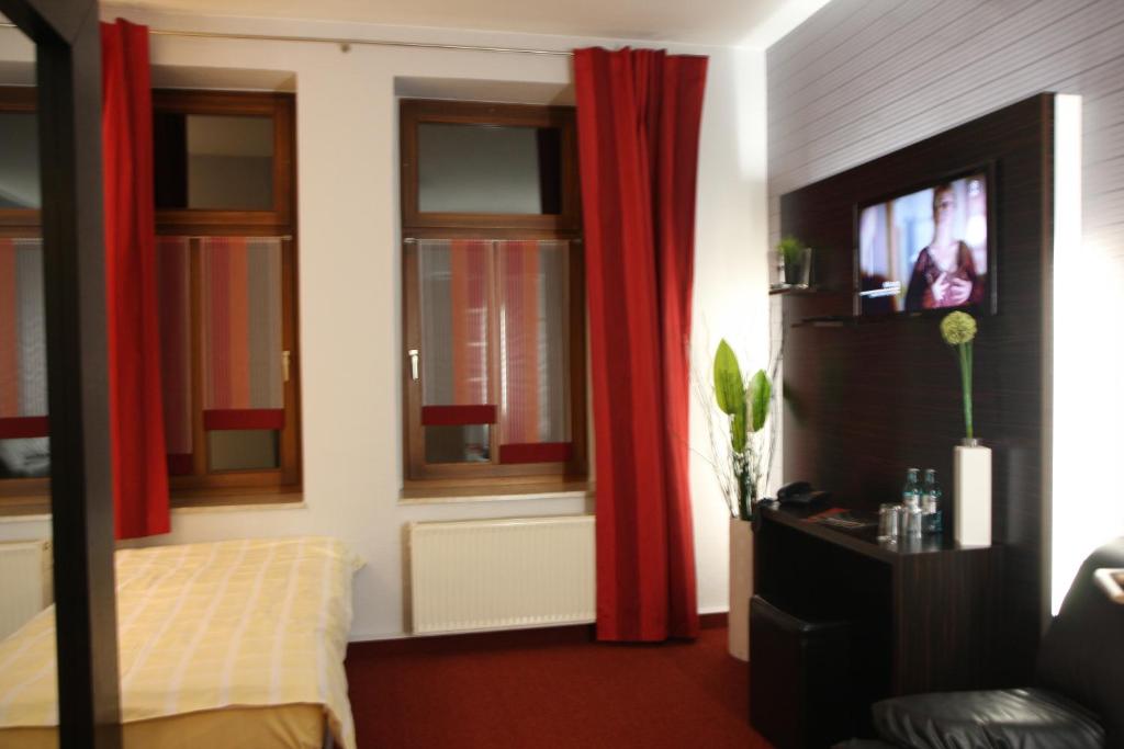 TV a/nebo společenská místnost v ubytování SL'otel - Das StadtHotel - voll Klimatisiert