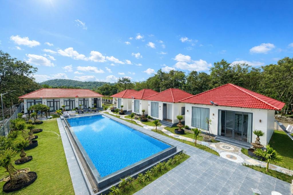an aerial view of a villa with a swimming pool at Hoàng Đô Hotel in Phú Quốc