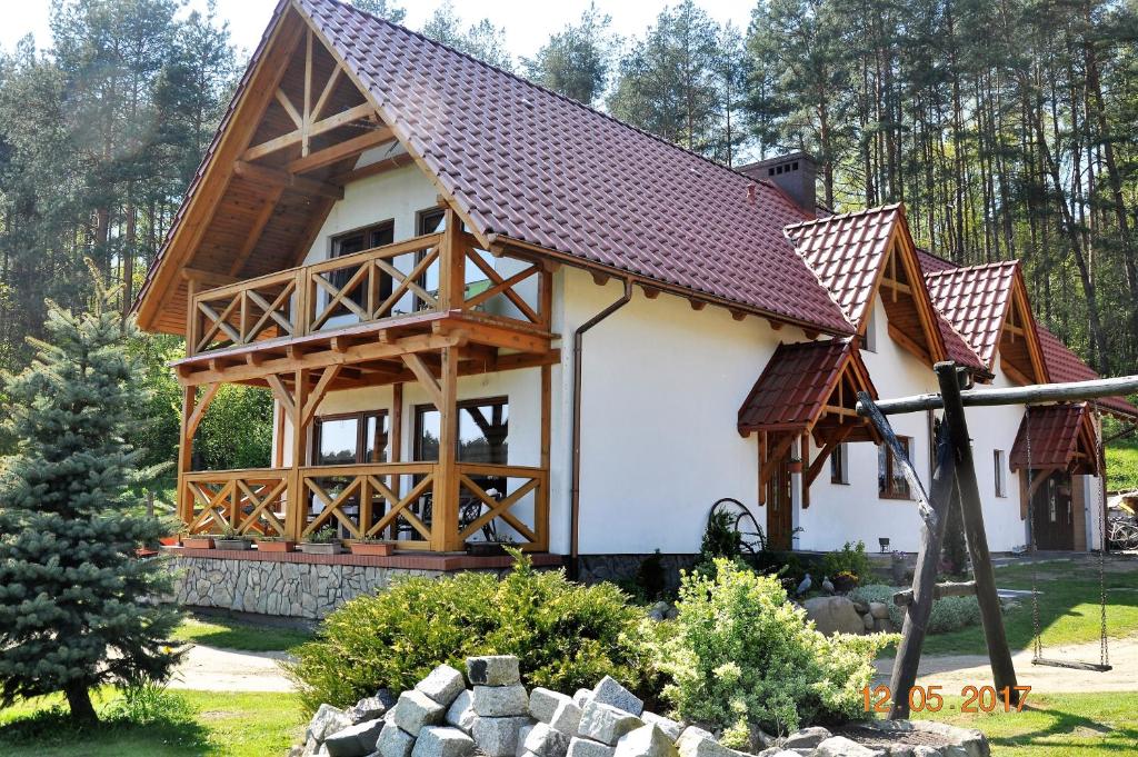 a small house with a gambrel roof at Gajówka Świt in Łyskowo
