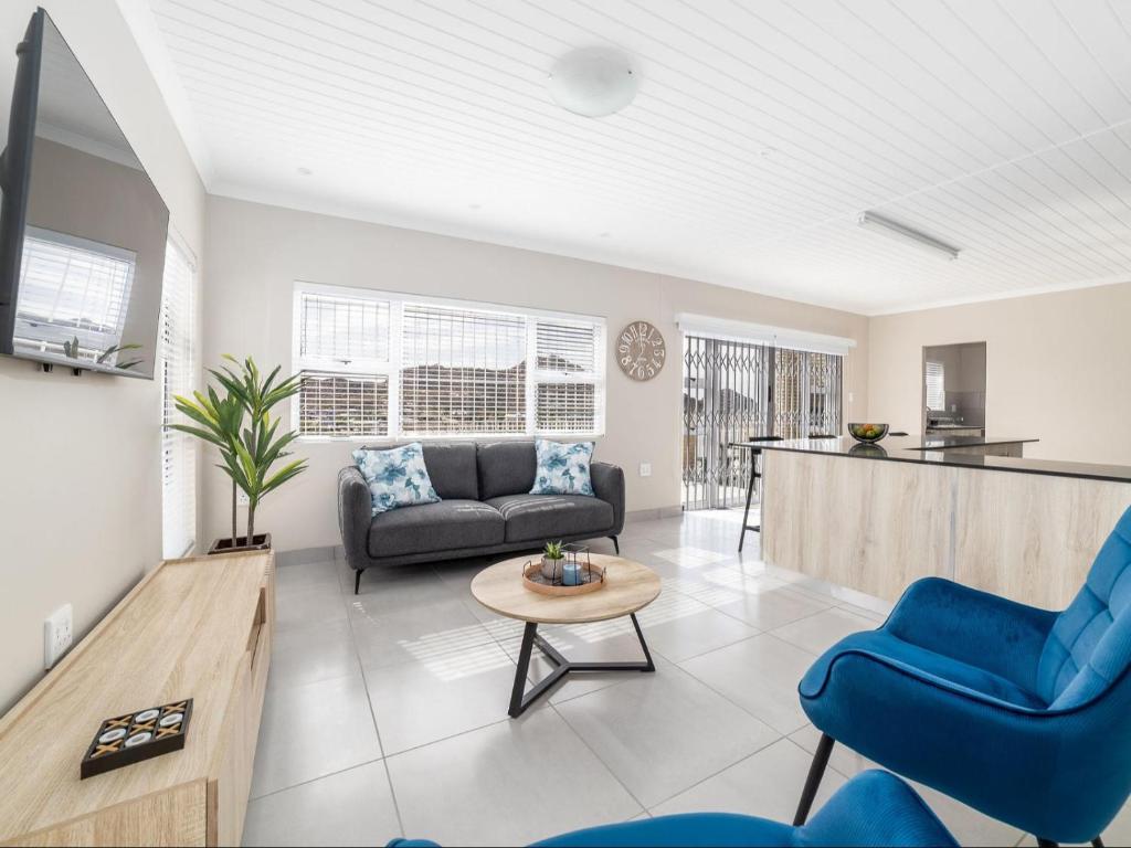 a living room with a couch and a table at Uitzicht in Springbok