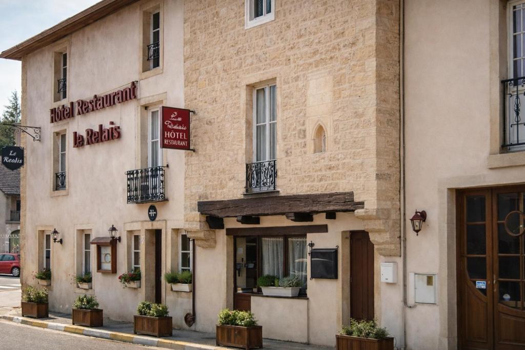 un edificio all'angolo di una strada di Relais de Bèze a Bèze
