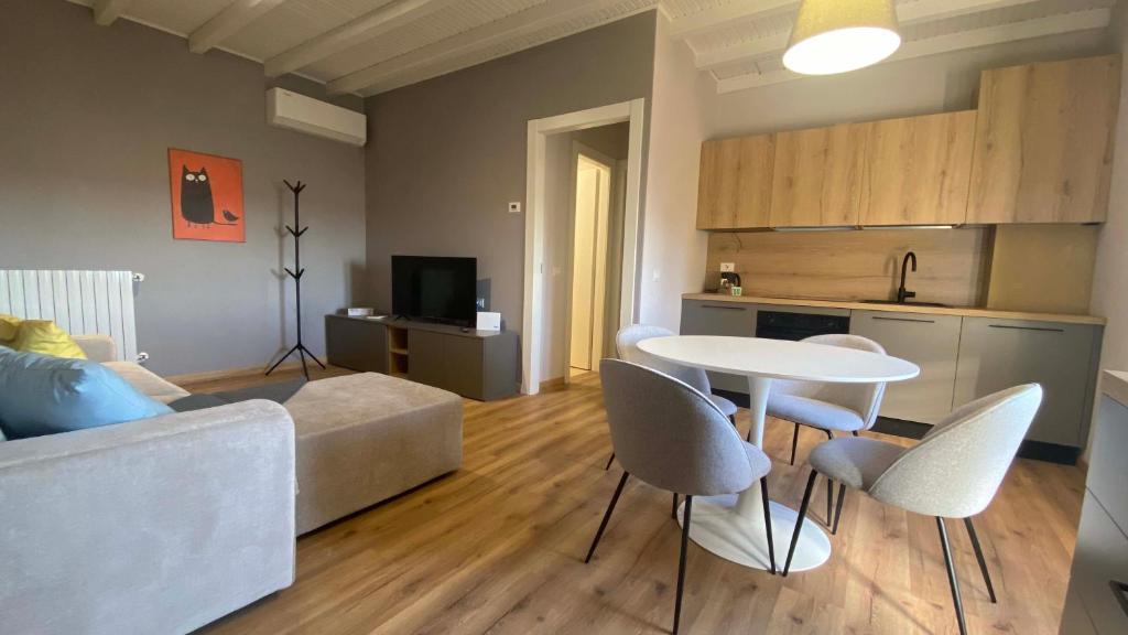 a living room with a couch and a table and chairs at Appartamento indipendente apt 4 in Piadena
