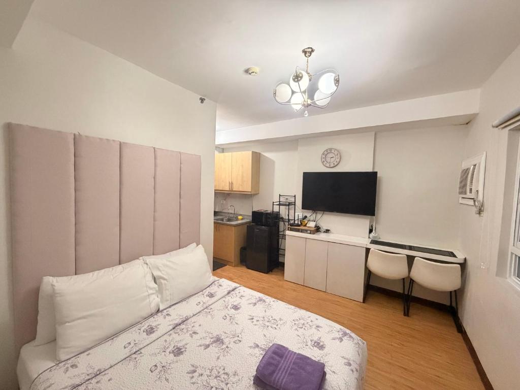 a small room with a bed and a kitchen at Compact Studio Unit At Mesaverte Residences in Pontud