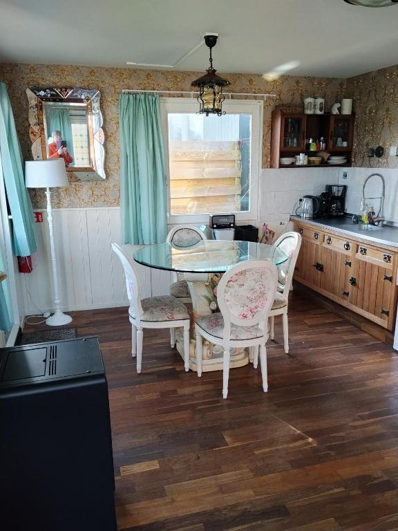 a kitchen with a dining room table and chairs at Mooiste Stekkie in Zeyen