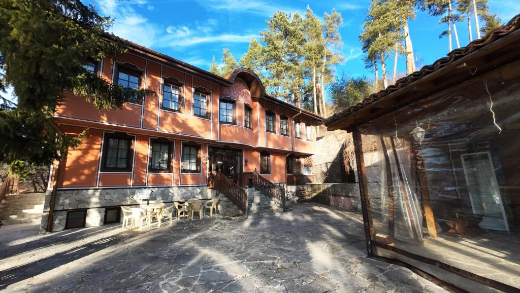 Außenansicht eines Gebäudes mit Bäumen im Hintergrund in der Unterkunft Hotel Hadjiite in Kopriwschtiza