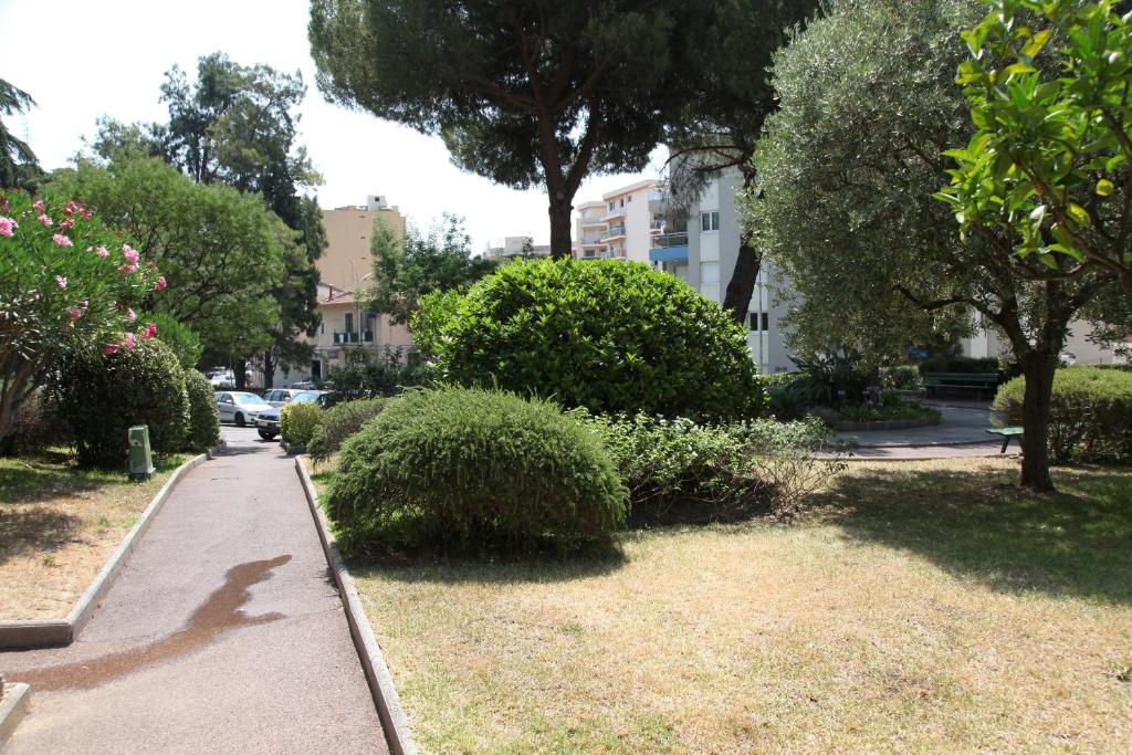 Les Glycines - Two-Bedroom Apartment With Terrace