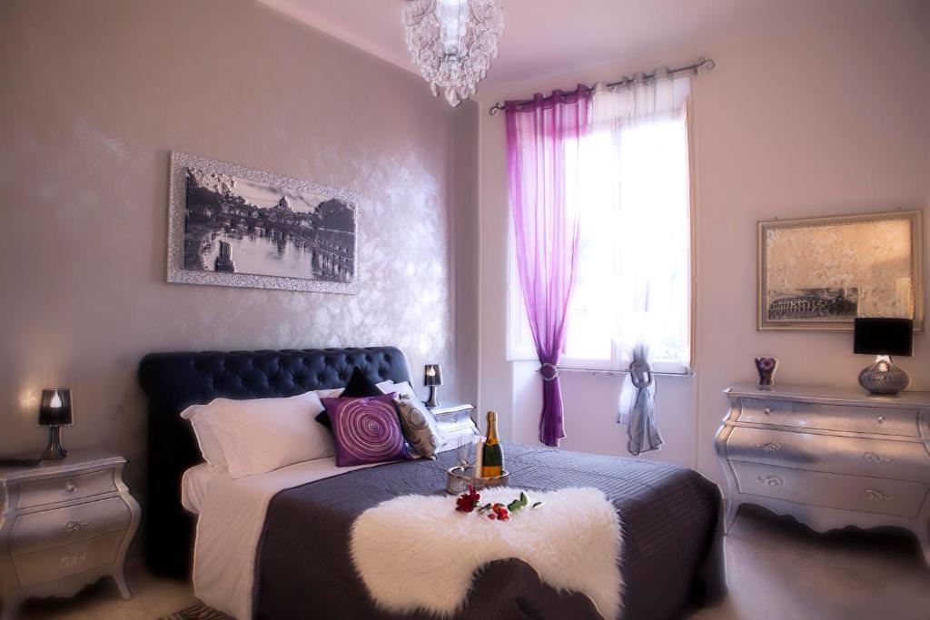 una camera con letto e lampadario a braccio di Luxury Domus Amadeus a Roma