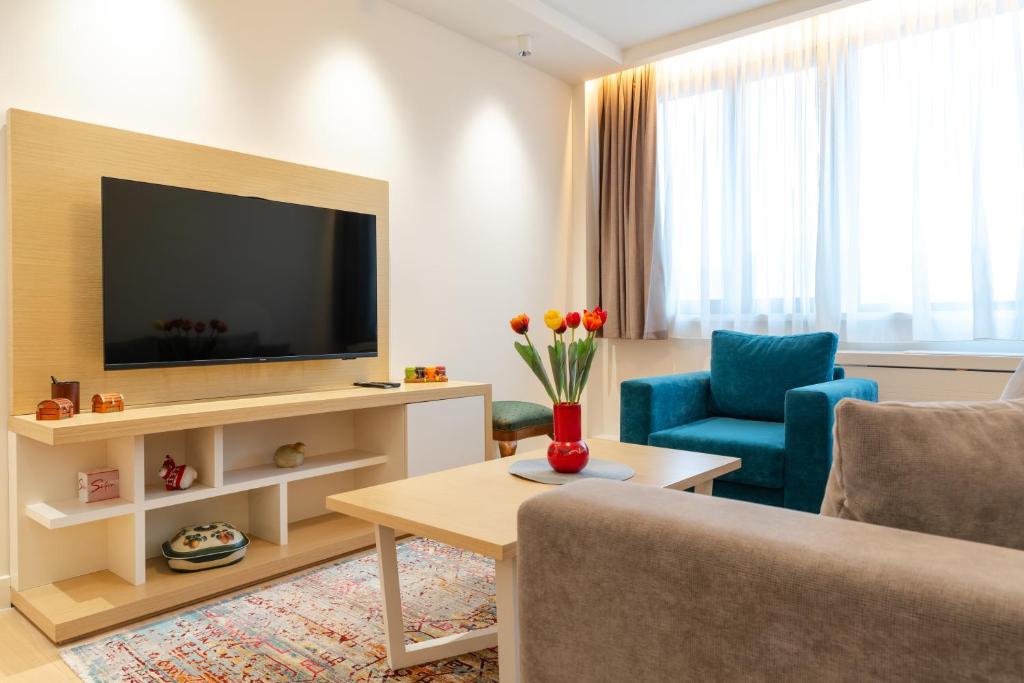 CENTRAL Stars Apartments & Free parking - One-Bedroom Apartment With City View