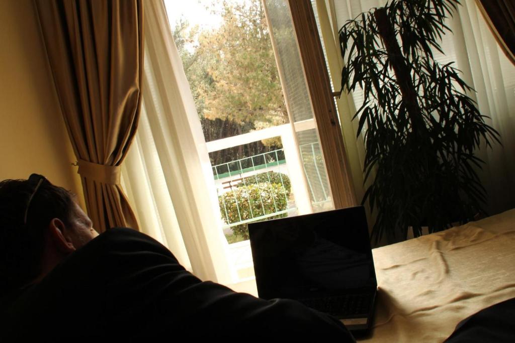 A television and/or entertainment centre at Hotel Pula
