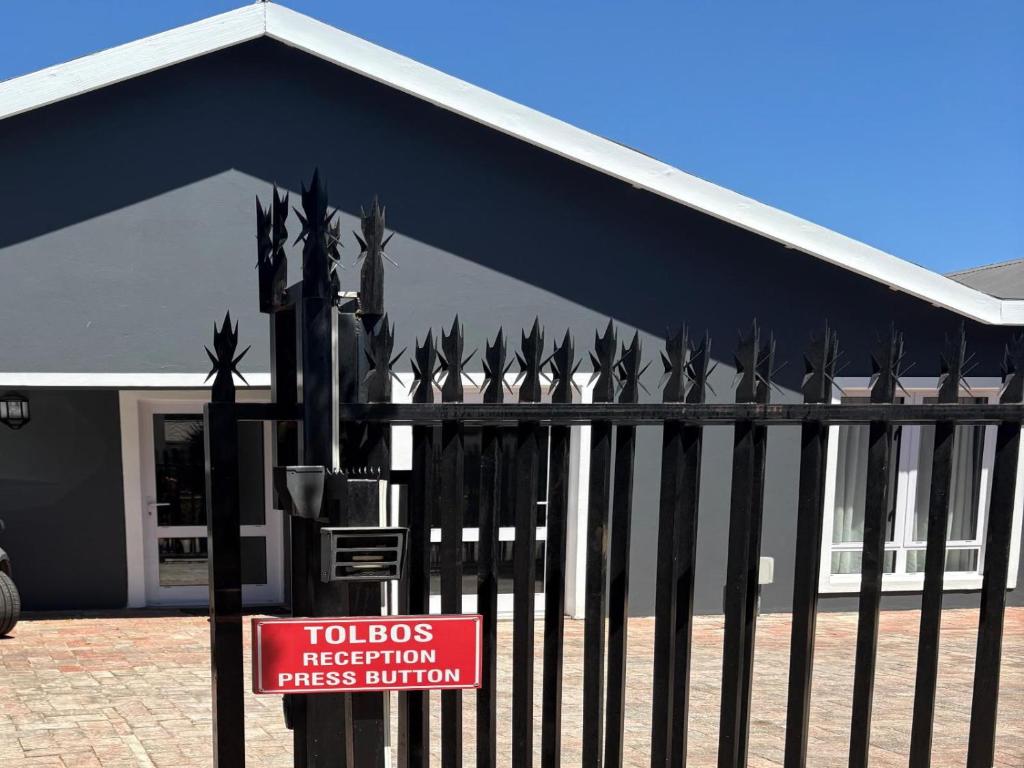 a black fence in front of a building at Tolbos Backpackers in Worcester