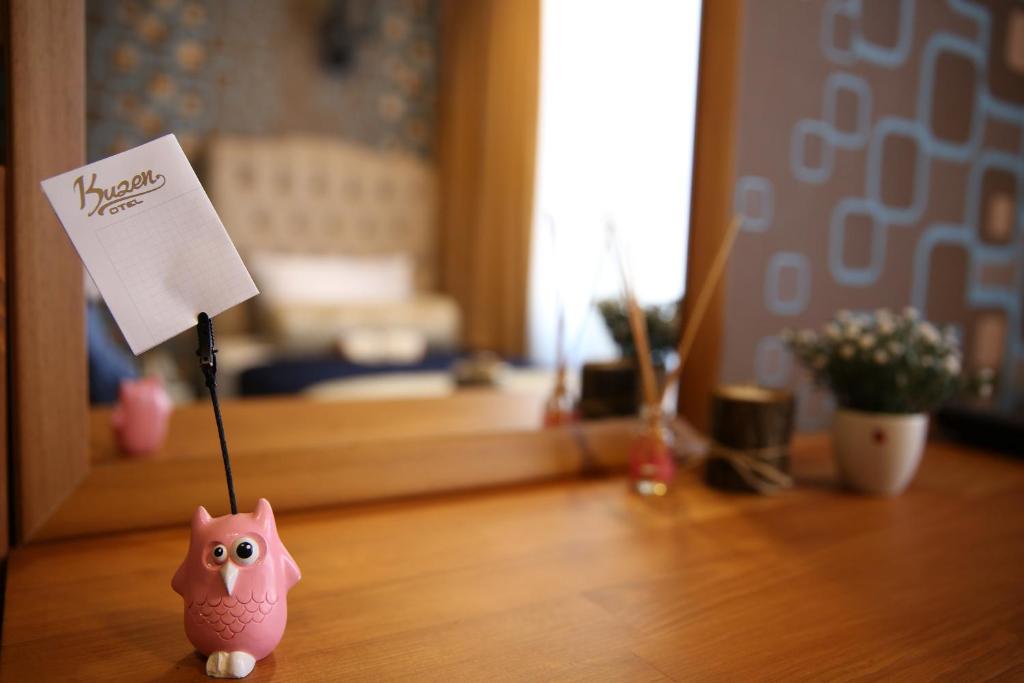 Postel nebo postele na pokoji v ubytování Kuzen Otel