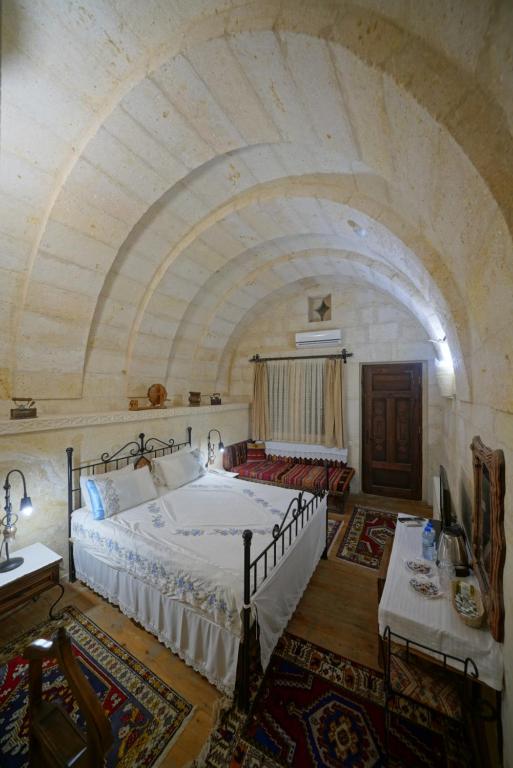 Un pat sau paturi într-o cameră la Selcuklu Evi Cave Hotel - Special Category