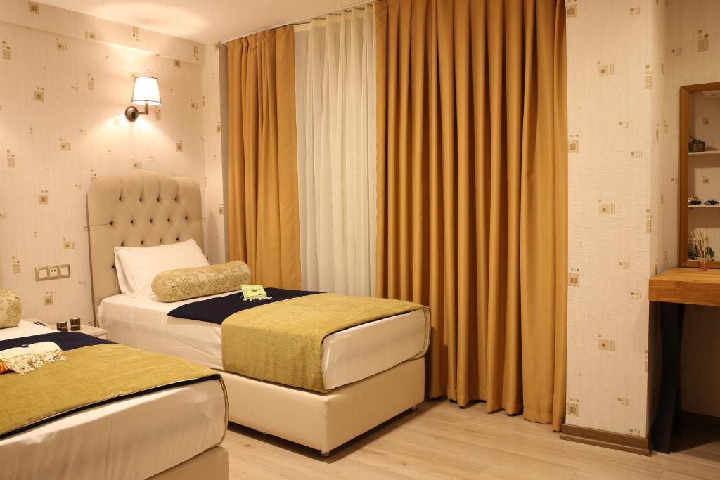 Postel nebo postele na pokoji v ubytování Kuzen Otel