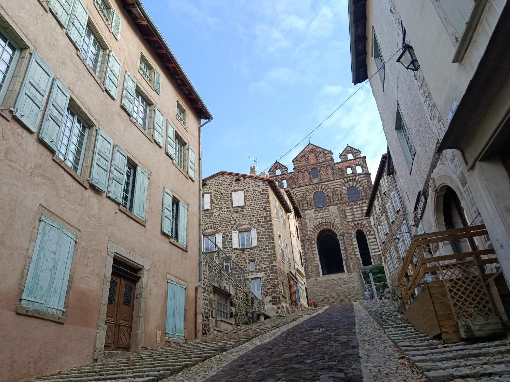 an alley in an old town with a building at Le relax max in Le Puy-en-Velay