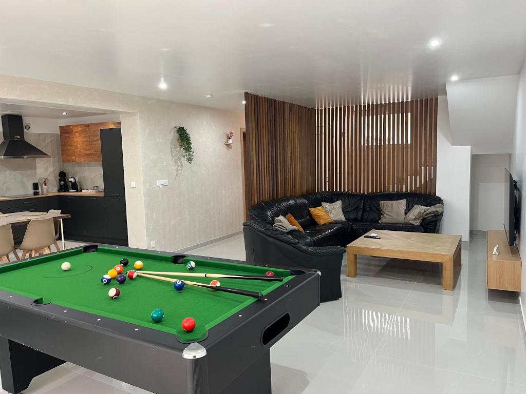 a living room with a pool table in it at Maison cosy 6 pers Proche Europa-Park in Elsenheim