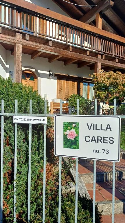 a sign that reads villa cares in front of a building at Villa Cares - Pension mit Tischtennis in Cares
