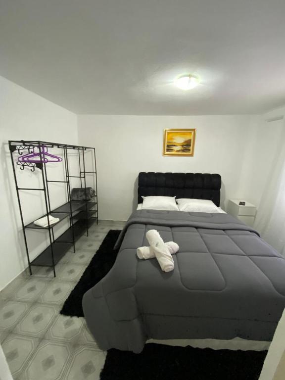 a bedroom with a large bed with two white towels at Casa no Roteiro do Vinho - Casa 02 in São Roque