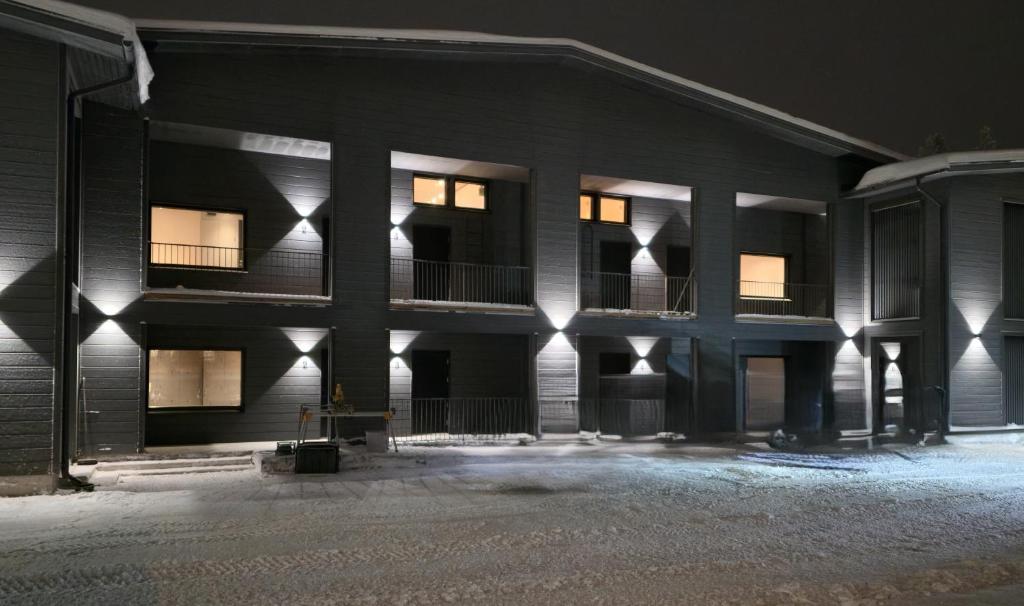 a building with lights on the side of it at night at Metsolinna in Kittilä