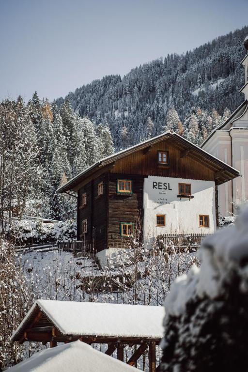 a wooden cabin with a sign that reads best in the snow at Ferienhaus/Chalet Schneiderhäusl in Flachau