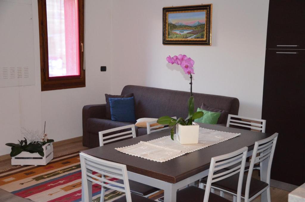 una sala de estar con una mesa y un sofá en Le Sorgenti, en Bormio