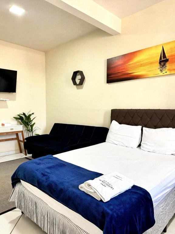 a bedroom with a bed with a blue blanket at Apto. Aconchego familiar c/cozinha até 06 pessoas in Rio Branco