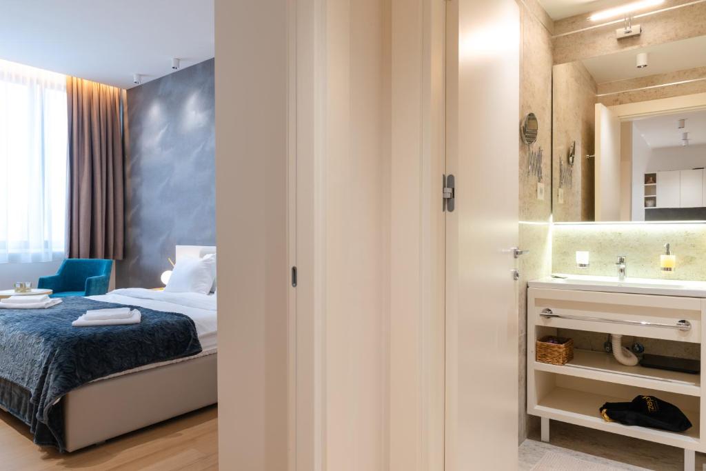 CENTRAL Stars Apartments & Free parking - One-Bedroom Apartment With City View