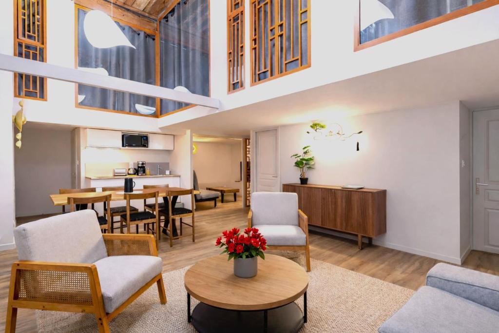Chic & unique duplex Saône River view Sleeps 6 Shanghai-style