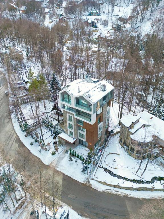 vue aérienne d'une maison sous la neige dans l'établissement Pine Hotel & Spa Brezovice, à Brezovicë
