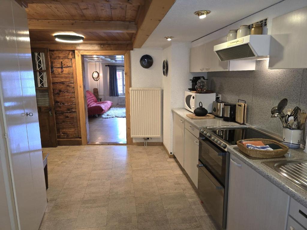 Heimatkunst 02, klassisches Walliser Chalet, teilrenoviert, zentral