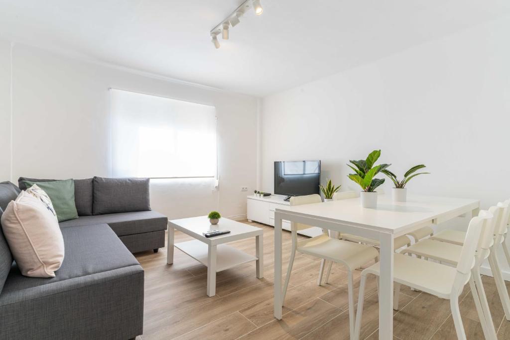 a living room with a couch and a table at Hauzify I Apartament Pedrera in Tarragona