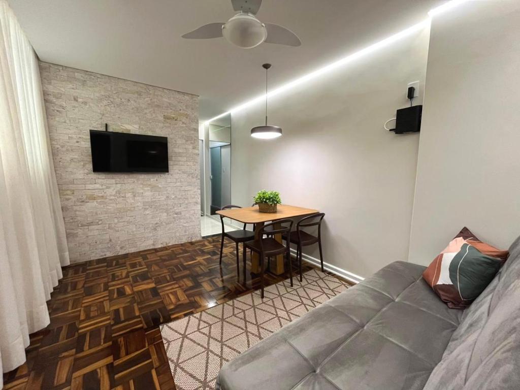 a living room with a couch and a table at B-54-Central com Wi-Fi e Ventilador, Sem Garagem in Londrina