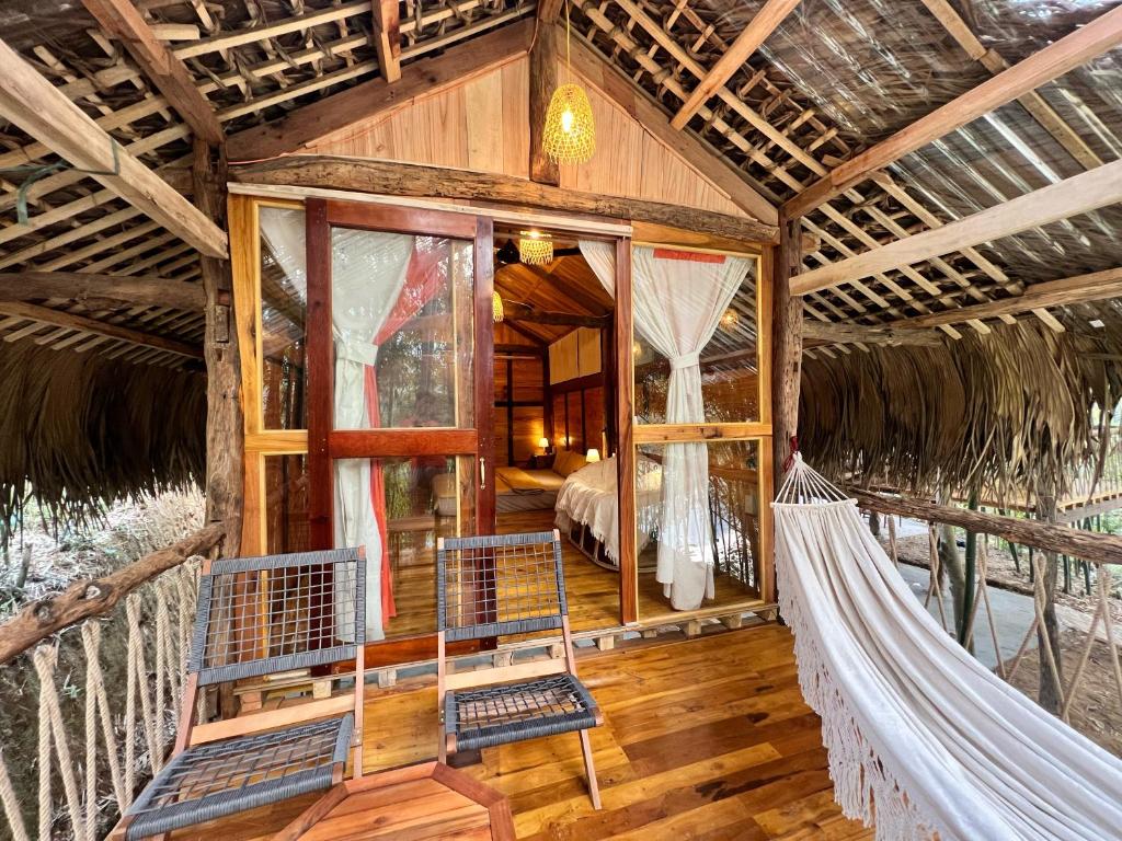 a room with a hammock in a house at Napong Ecolodge in Lung Co (1)