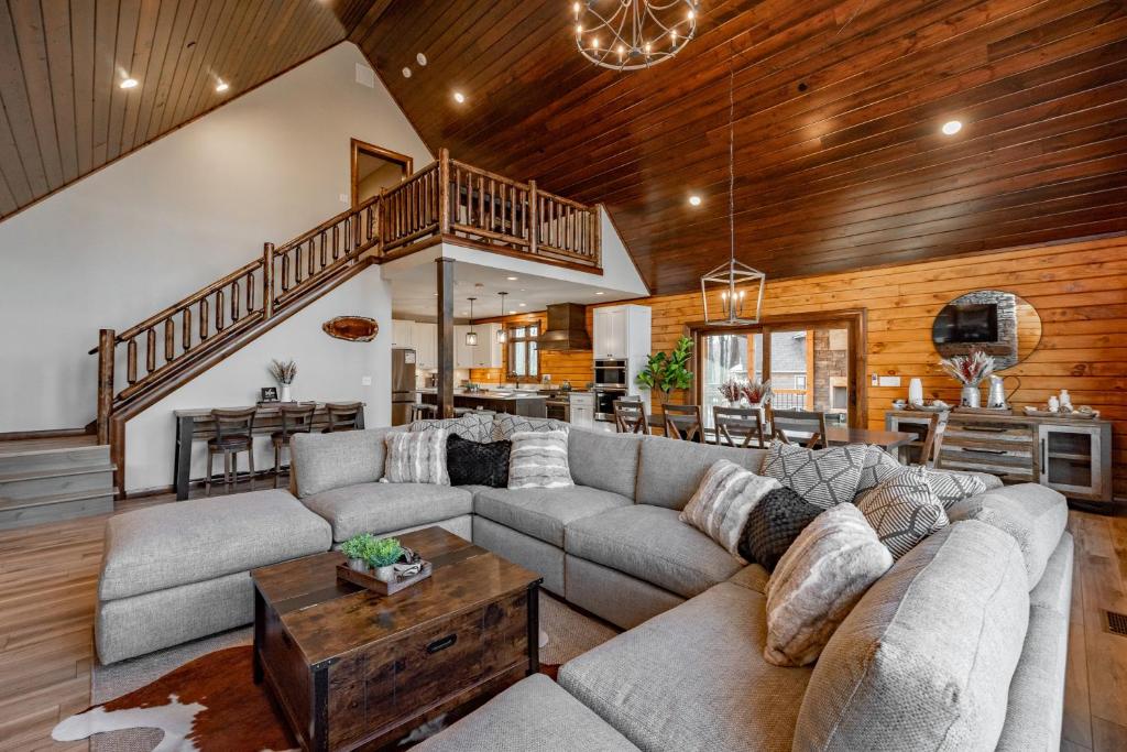 a living room with a couch and a table at Cabin Collina by Railey Vacations in McHenry