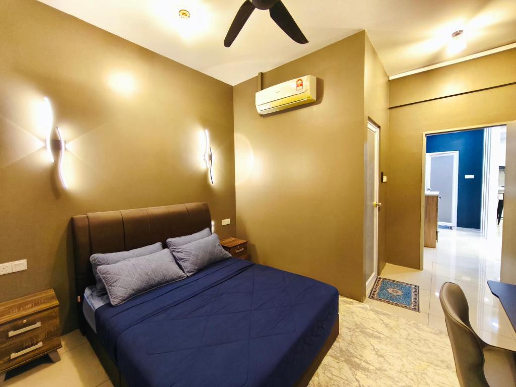 a bedroom with a bed and a ceiling fan at Homestay Naufal Bandar Sri Sendayan Ground Floor in Seremban