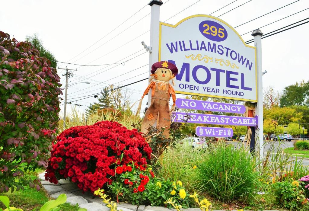 Una señal para un motel con flores delante. en Williamstown Motel, en Williamstown