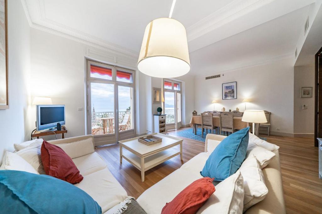 COZYSTAY Elegant Two-Bedroom Apartment in the "La Californie Area"