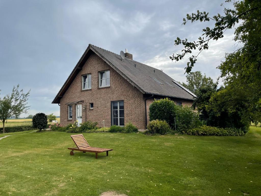 a bench sitting in front of a house at Beimannskath in Kalkar