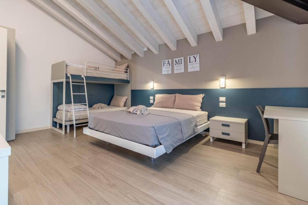 a bedroom with two bunk beds and a desk at Apartment-Boutique Stella in Cittadella