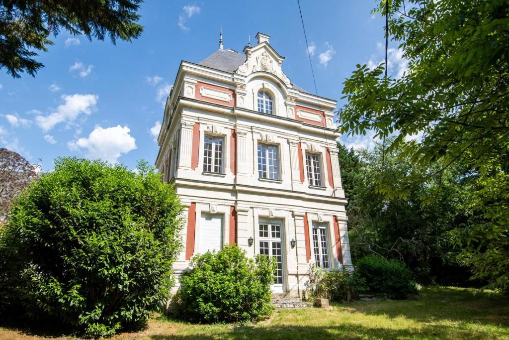 an old building with a tower on top of it at Echappée royale in Saint-Benoît-la-Forêt