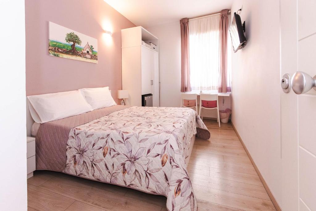 ein kleines Schlafzimmer mit einem Bett und einem Fenster in der Unterkunft Dimora Francesca in Conversano